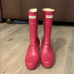 Wedge rain boot